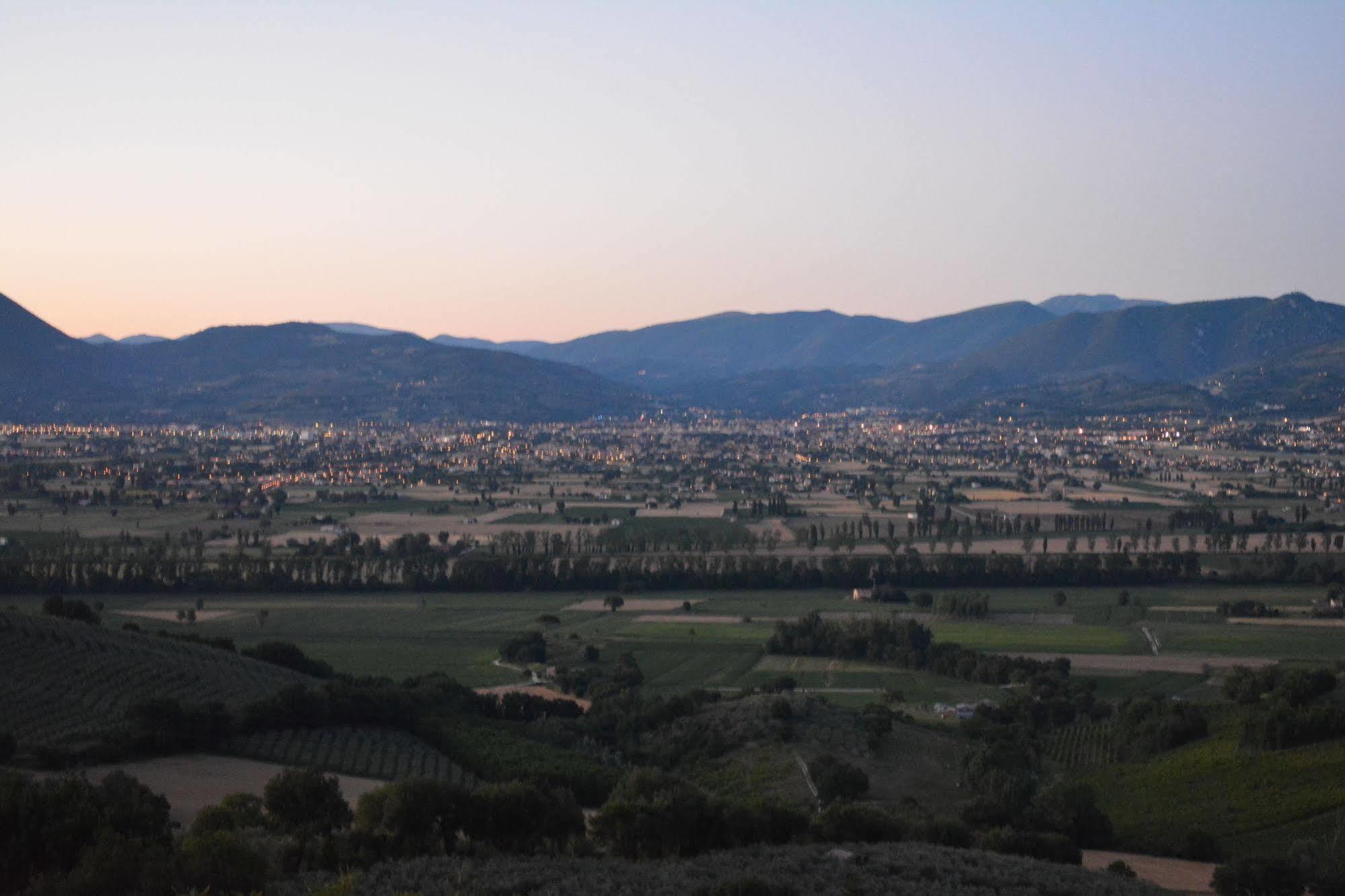 A Casa Di Mi Appartamenti Vacanza Монтефалько Экстерьер фото